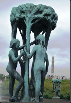 117 - OsloBG - Mini Tour - Vigeland Park - Girls and monolite