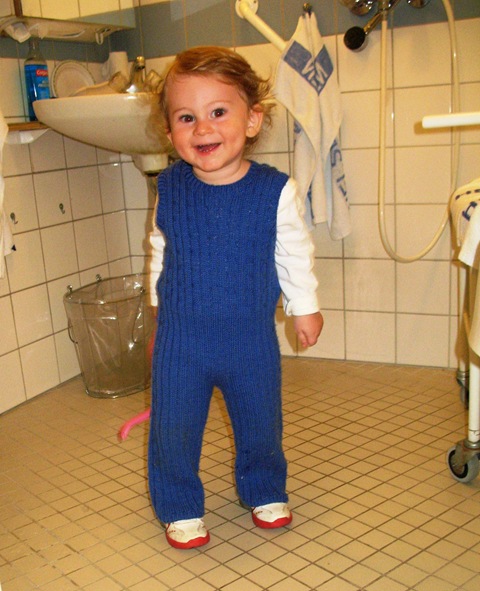 [2011-05-21 Leander in Grandgrandma's Restroom[5].jpg]