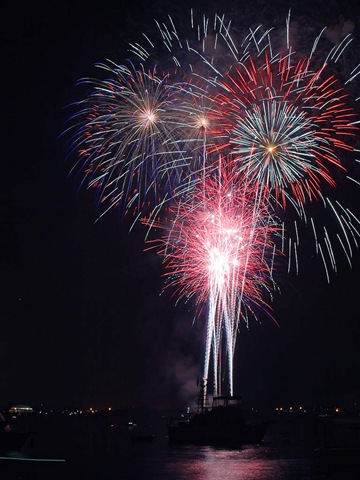 [fireworks_1_bg_070404[3].jpg]