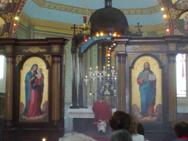 [06. Celebrante beija o altar antes de iniciar a Liturgia[3].jpg]
