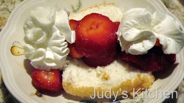 [angel food cake with strawberries (6)[8].jpg]