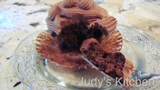 [choc cupcakes mascarpone frosting (3)[5].jpg]