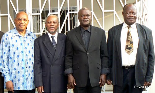 Tenores da oposição congolesa. Da esquerda para a direita: François Mwamba do MLC, Arthur Z' ahidi Ngoma das Forças do futuro, Jean-Claude Vuemba do MPCR e Christian Badibangi da oposição extraparlementaire.