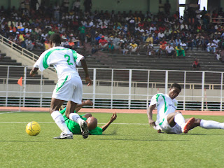  – Action entre V Club de Kinshasa en vers et Coton sport en blanc ce 20 mars 2011. Radio Okapi / Photo John Bompengo