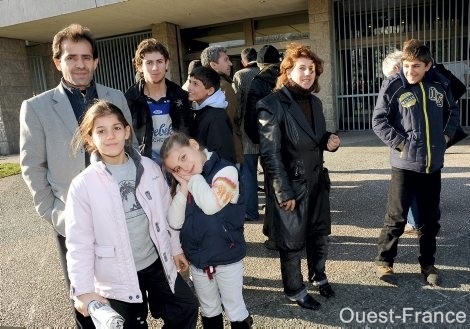 [La famille kurde à sa sortie de la préfecture ce matin. Photo Joël Le Gall[3].jpg]