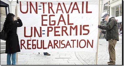 Le Collectif de soutein aux sans-papiers, présent samedis sur la place Saint-Laurent à Lausanne. La ville compterait 4 à 6'000 clandestins. Photo Bertrand Cottet / STRATES