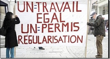Le Collectif de soutein aux sans-papiers, présent samedis sur la place Saint-Laurent à Lausanne. La ville compterait 4 à 6'000 clandestins. Photo Bertrand Cottet / STRATES Le Collectif de soutein aux sans-papiers, présent samedis sur la place Saint-Laurent à Lausanne. La ville compterait 4 à 6'000 clandestins. Photo Bertrand Cottet / STRATES