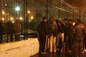 [Des réfugiés afghans s'apprêtent à franchir les grilles du square Villemin à Paris le 26 mars 2009 pour aller dormir. Photo AFP, Joël Saget[3].jpg]