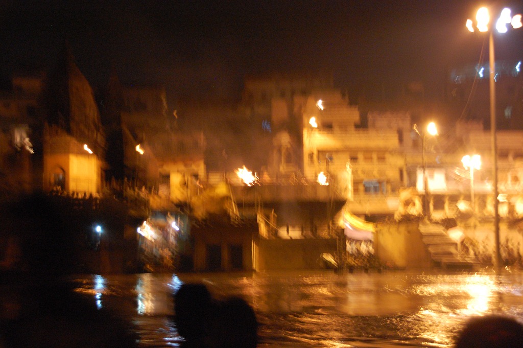 [India 2010 -Varanasi  ,  paseo  nocturno  - 20 de septiembre   10[3].jpg]