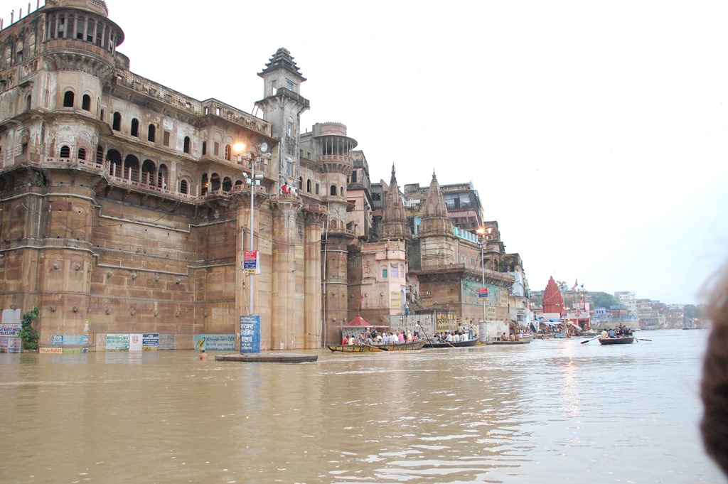 [India 2010 -Varanasi  ,  paseo  en barca por el Ganges  - 21 de septiembre   120[3].jpg]