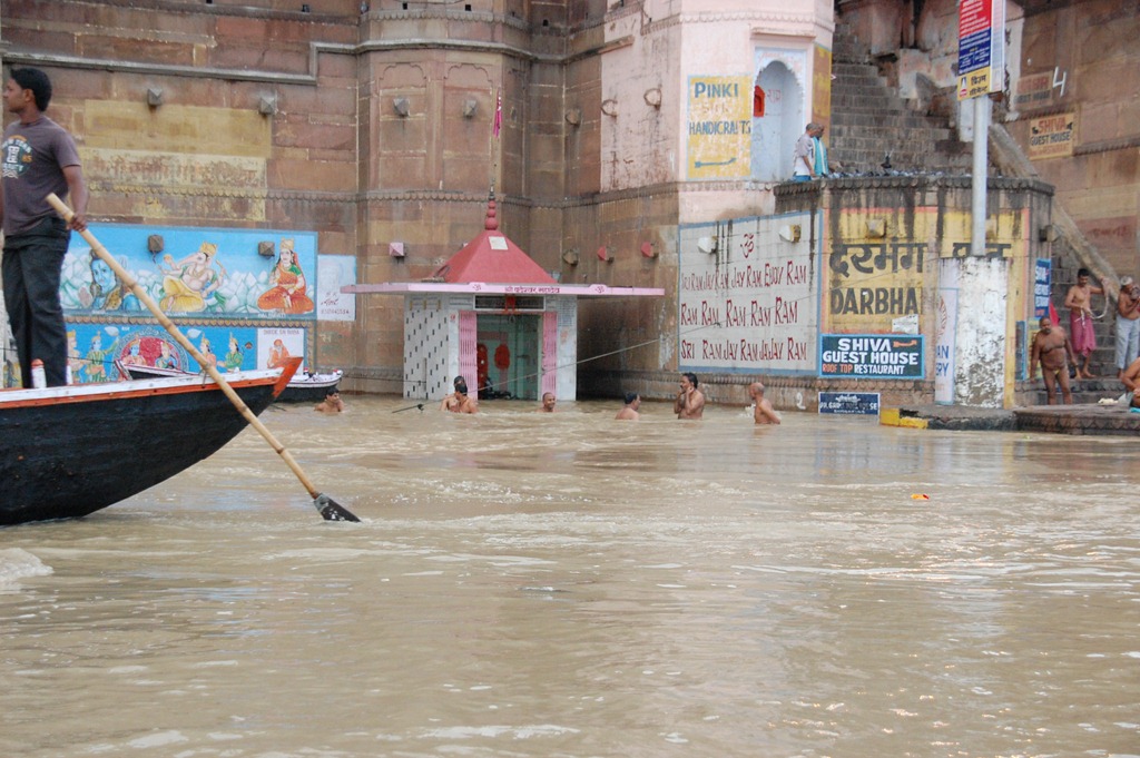 [India 2010 -Varanasi  ,  paseo  en barca por el Ganges  - 21 de septiembre   122[3].jpg]