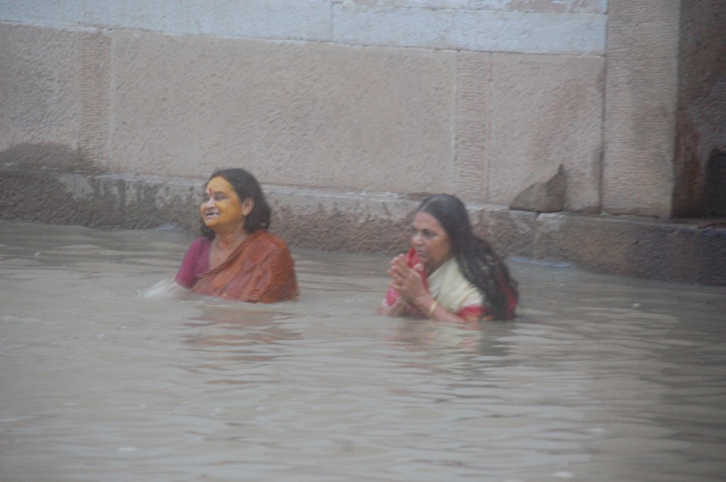 [India 2010 -Varanasi  ,  paseo  en barca por el Ganges  - 21 de septiembre   59[3].jpg]
