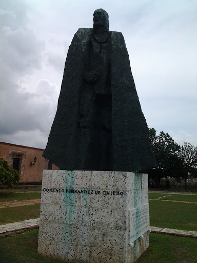 Estatua Gonzalo Fernandez De Oviedo