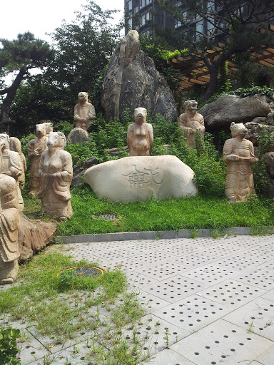 Yi Ping Statues