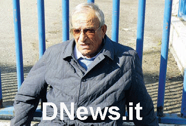 ARVEDI proclama PREVIDI 'reggente' dell'HELLAS VERONA. Nardino, affiancato da PRISCIANTELLI, ha le idee chiare... Piero ARVEDI e Nardino PREVIDI disegnano l'HELLAS che sarà, non è certa la conferma di Davide PELLEGRINI. SIBILANO: È la fine di un incubo, CISSÈ in GUINEA per le qualificazioni al mondiale. I viola augurano all'HELLAS VERONA un ritorno in palcoscenici migliori. PREVIDI poche parole, lente e chiare: MORANTE, DA SILVA e MORABITO non fanno più parte dei nostri piani, compleanno ARVEDI, Nardino ha carta bianca, stipendi troppo alti, vediamo le comproprietà i prestiti e da chi si ripartirà. Il Conte ARVEDI non ha nessuna intenzione di lasciare la proprietà dell'HELLAS VERONA anzi, investirà altri soldi ma darà carta bianca a chi è più competente: Nardino PREVIDI, coadiuvato da PRISCIANTELLI, da lui dipenderà la riconferma o meno dell'attuale tecnico Davide PELLEGRINI che, comunque vada, è e sara ricordato per sempre come uno dei salvatori della patria al pari, per esempio, di quel Mike COSSATO che a REGGIO CALABRIA ci garantì un altro anno nella massima serie... Il VERONA del rilancio potrebbe partire da quello che nel VERONA è sempre stato il capitano senza fascia: Antonio BELLAVISTA, il giocatore è d'accordo ed il duo PREVIDI-PRISCIANTELLI sarebbe intenzionato a tenere il mastino del centrocampo gialoblù, il problema? La durata del contratto ma se si vuole una soluzione si trova sempre... Il gol miracolo di Ilyas ZEYTULAEV a BUSTO ARSIZIO e tutte le immagini di PRO PATRIA-HELLAS VERONA. Nardino PREVIDI: missione numero uno abbassare gli ingaggi! Daniele MORANTE, il più pagato, nel mirino...