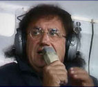 Roby non ha preso bene, come tutti noi, il suo avvicendamento ai microfoni gialloblù da parte di altri radiocronisti. Non sono però d'accordo con la voce che per me rappresenta, lo scudetto, la UEFA, la COPPA CAMPIONI e tanti, tantissimi ricordi personali... Non capisco infatti perchè, anche per questo, si tiri in ballo la società: come mai nessuno osò dire qualcosa quando Radio Verona dopo anni di trasmissione di Radio Adige, soffiò i diritti alla concorrente? Voglio dire PULIERO fu un 'logico acquisto' ma nessuno mai ha fatto presente alla nuova radio che doveva 'potenziare' le sue linee in maniera da raggiungere adeguatamente tutti gli appassionati gialloblù? Non avrei preteso, come succedeva per Radio Adige, di ascoltarmi la partita dalla provincia di MODENA ma mai avrei nemmeno pensato che, dopo San Giovanni Lupatoto, ci sarebbero stati problemi di segnale ad esempio... Mah... Io sento puzza di bruciato... L'HELLAS VERONA in questa vicenda non avrà la coscienza del tutto pulita ma anche il buon PULIERO, non me ne voglia, non dovrebbe 'mitigare' i suoi giudizi, sempre pronti e pungenti, a seconda delle convenienze... A San Benedetto la vedono male...
