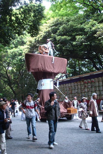 Big Samuri on the walk to Meiji Shrine