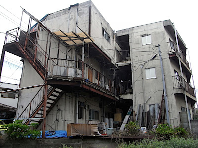 edificio de viviendas deteriorado ぼろい ぼろぼろ 建物 アパート worn-out apartment building