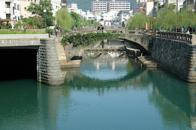 Extranjero en el puente gafas de Nagasaki 眼鏡橋にいた外国人 Foreigner at Spectacle Bridge in Nagasaki