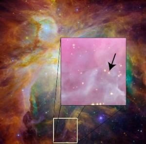 Orion Nebulası’nda ok işareti ile gösterilen özdeş ikiz yıldız.