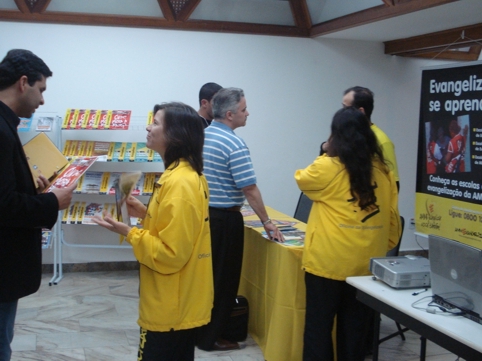 missionários da AMME atendem pastores no encontro da Sepal