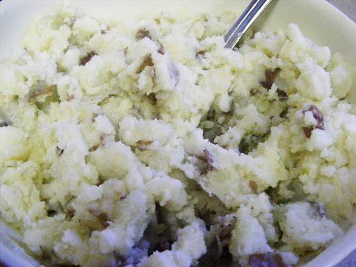 Serve hot smashed potatoes.