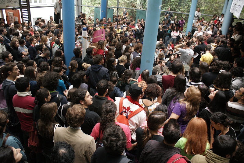l'assemblea nell'atrio di Flaminio