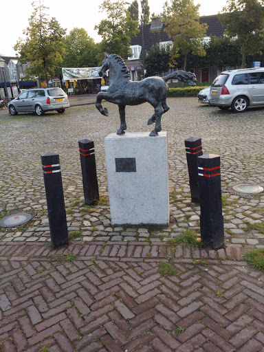 Horse Statue Barmond, Dorpsplein