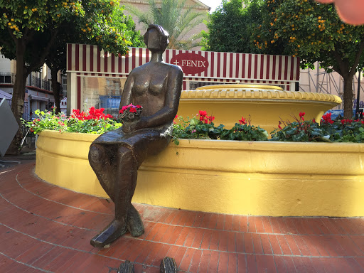 Mujer sentada en la fuente