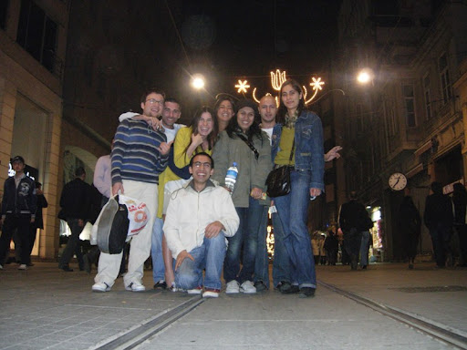 beyoğlunda gezerler