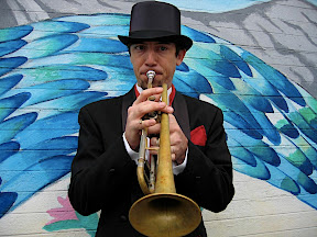 Jara Takes it in at Carnaval SF 2007 (photo by John Zavada)