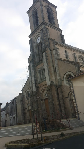 Yzernay,  L'Église