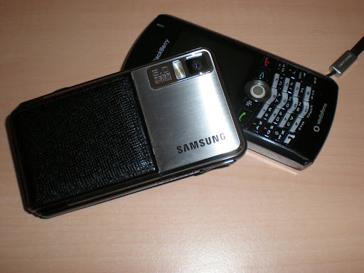 F480 vs Blackberry Pearl Samsung Player Style F480 de dos avec Blackberry Pearl