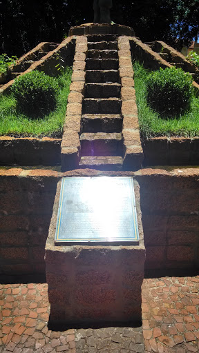 Placa Na cascata Da Escada