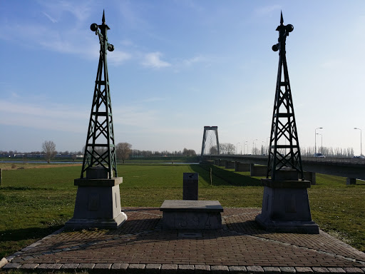 Aalburg - monument vlakbij de 