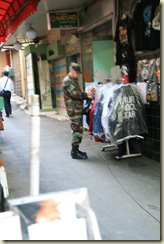 soldat american la cumparaturi prin Seoul