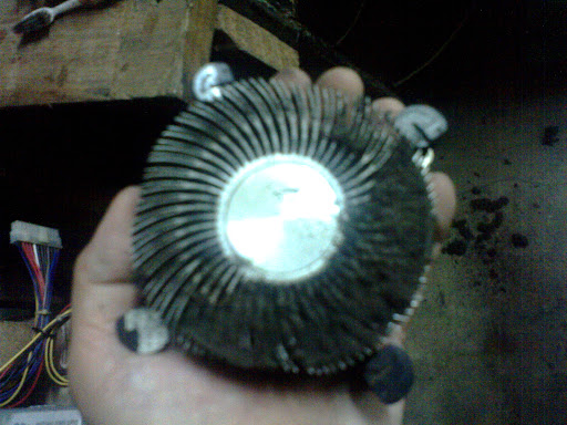 Half of the processor heat sink cleaned. Half of the processor heat sink cleand (see how dirty it gets?)