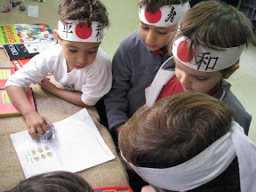Alunos explicando sobre a migração japonesa