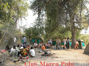 Campamento al aire libre junto a los nativos – Delta del Okavango
