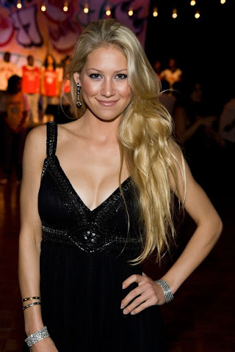 Celebrity long wavy hairstyle 2009
