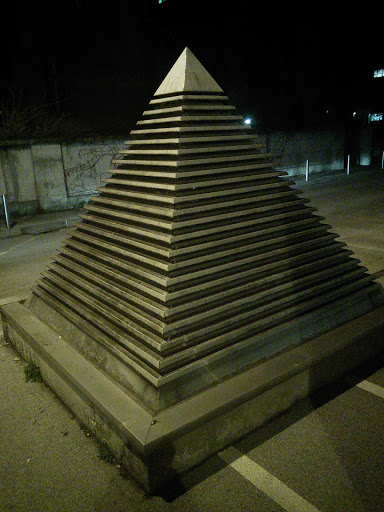 Ministrska Piramida