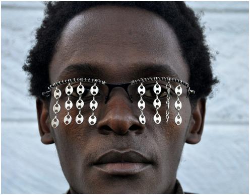 gafas raras con cadena colgando