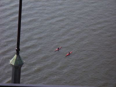 Two guys playing canoes, very frequently seen in Stockholm. 站在钟楼上看到下面有两个人在玩皮划艇，在斯德哥尔摩经常能见到有人玩皮划艇。