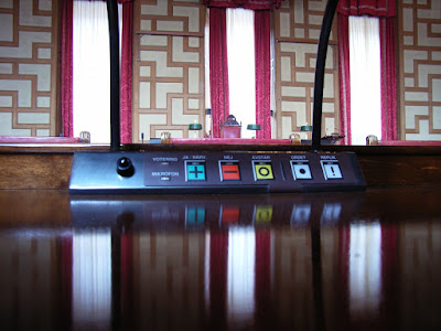 Voting machine. 投票机。