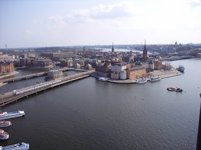 Standing on top of the City Hall Tower. Rising 106 meters into the air the above City Hall, the Great Tower offers a breathtaking view of Stockholm. 站在顶层钟楼俯瞰斯德哥尔摩，确实非常漂亮。我的运气很好，那天是大晴天。上钟楼票价20克朗，绝对比参观蓝厅金厅的60克朗要更值。