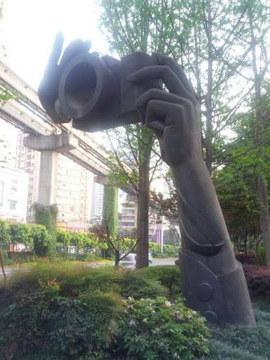 80中车站相机雕塑