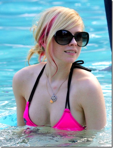Avril Lavigne pink picture