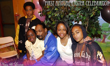 Shante Broadus and husband Snoop Dogg family photo