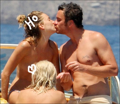 Picture of sienna miller and Balthazar Getty kissing on a boat in Italy