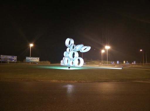 Escultura na entrada da A8 - T